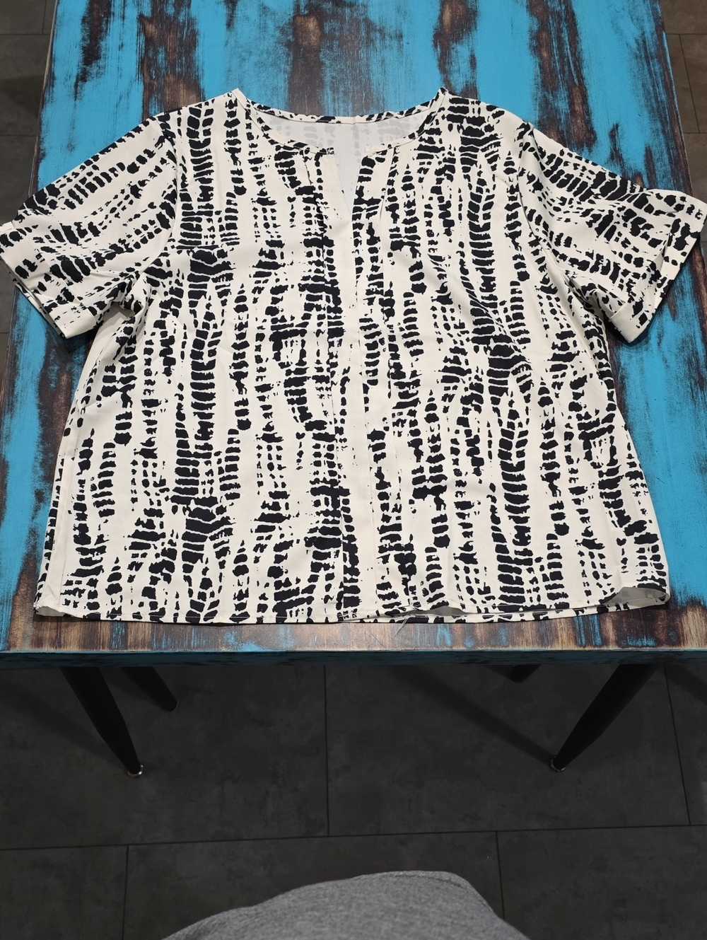 SHEIN White Short Sleeve Blouse with Black Abstract Stripes